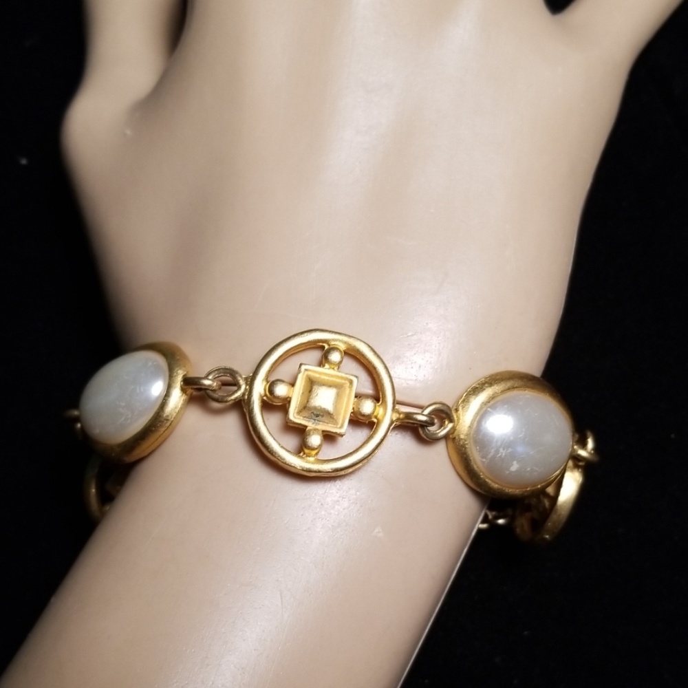 Vintage Mid Century Faux Pearl Brushed Goldtone Metal Lobster Clasp Bracelet - Picture 11 of 12